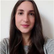 Muttersprachliche Lehrerin für Spanisch als Fremdsprache, die Kinder verschiedener Altersgruppen und Niveaus unterrichtet.